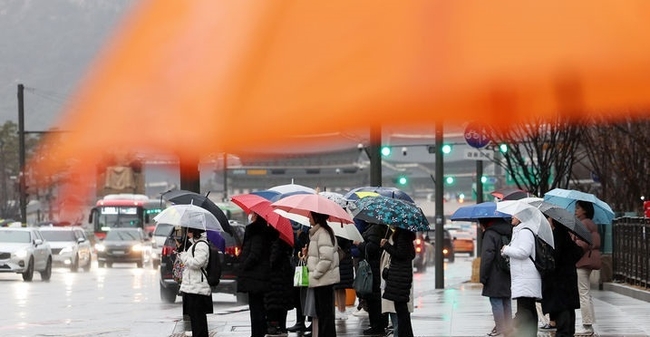 전국 대부분 지역이 흐리고 비가 내리는 21일 오전 서울 종로구 광화문사거리에서 시민들이 우산을 쓰고 신호를 기다리고 있다. (사진=뉴시스 제공)