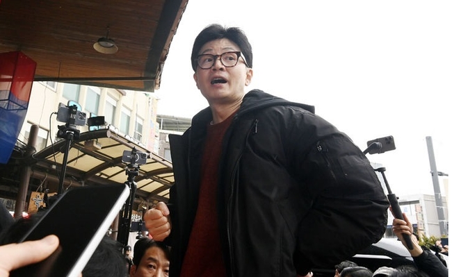 한동훈 국민의힘 비상대책위원장이 지난 5일 오전 충북 청주시 육거리종합시장을 방문한 후 차량에 탑승하며 발언을 하고 있다.(사진=뉴시스 제공)