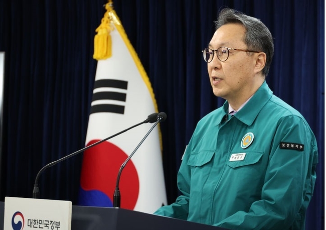 박민수 중앙재난안전대책본부 제1총괄조정관(보건복지부 제2차관)이 8일 서울 종로구 정부서울청사에서 의사집단행동 중앙재난안전대책본부(중대본) 브리핑을 하고 있다.(사진=뉴시스 제공)