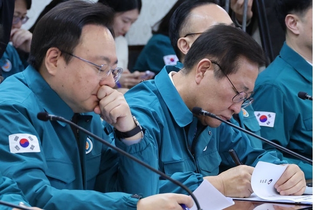 조규홍 보건복지부 장관과 박성재(가운데)법무부 장관 지난 8일 서울 종로구 정부서울청사에서 열린 의사집단행동 중앙재난안전대책본부(중대본) 회의에 참석해 한덕수 총리의 발언을 듣고 있다.(사진=뉴시스 제공)