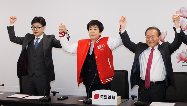 한동훈(왼쪽부터) 국민의힘 비상대책위원장, 김영주 국회부의장, 윤재옥 국민의힘 원내대표가 4일 서울 여의도 국민의힘 당사에서 열린 김 부의장 입당식에 참석해 기념촬영 하고 있다. (사진=뉴시스 제공)