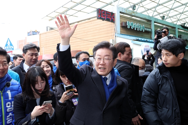 이재명 더불어민주당 대표가 11일 오후 충남 홍성군 홍성시장을 방문해 양승조 더불어민주당 예비후보와 함께 시민들에게 인사하고 있다. (사진=뉴시스 제공)