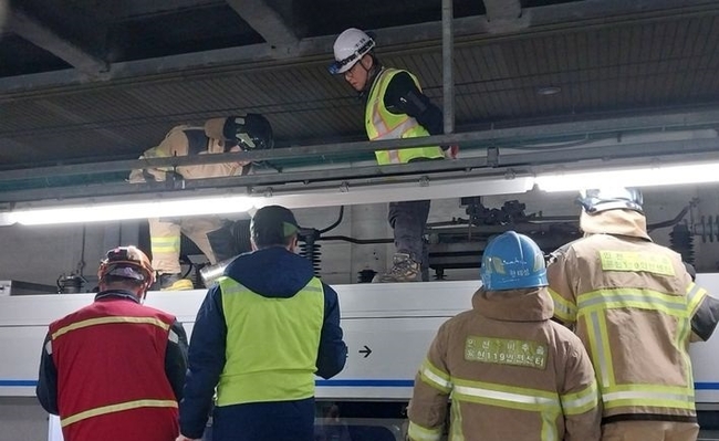 13일 오전 인천 동구 창영동 도원역에 정차한 전동차에서 불이 났다. 이 불로 해당 열차 상부에 있는 팬터그래프 지지대 '애자'가 일부 단락됐다. (사진=인천소방본부 제공)