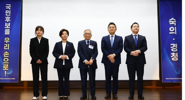 김상근 더불어민주연합 국민후보 추천 심사위원장이 10일 서울 중구 은행회관에서 열린 더불어민주연합 비례대표 국민후보 선출을 위한 공개 오디션에서 네 명의 최종 후보들과 기념촬영을 하고 있다. 왼쪽부터 청년운동가 출신 전지예 씨, 농민 출신 정영이 씨, 김 위원장, 의료인 출신 김윤 씨, 임태훈 군인권센터 소장. (사진=뉴시스 제공)