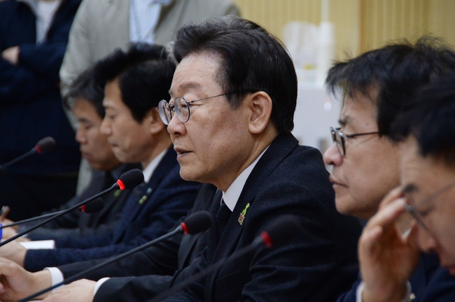 더불어민주당 상임공동선거대책위원장인 이재명 당 대표가 14일 오후 청주시의회 중회의실에서 오송 지하차도 참사 유족 및 피해자들과 간담회를 하고 있다.(사진=뉴시스 제공)