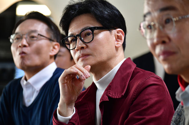 14일 오후 국민의힘 한동훈 비상대책위원장이 경남 김해시 한 카페에서 김해지역 학부모들과 간담회를 가지고 있다.(사진=뉴시스 제공)