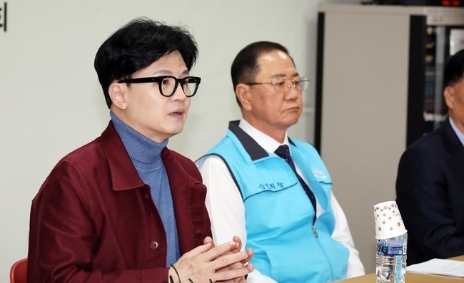 한동훈 국민의힘 비상대책위원장이 15일 오전 전남 순천시 아랫장번영회에서 열린 순천 시민 간담회에서 모두발언을 하고 있다. (사진=뉴시스 제공)
