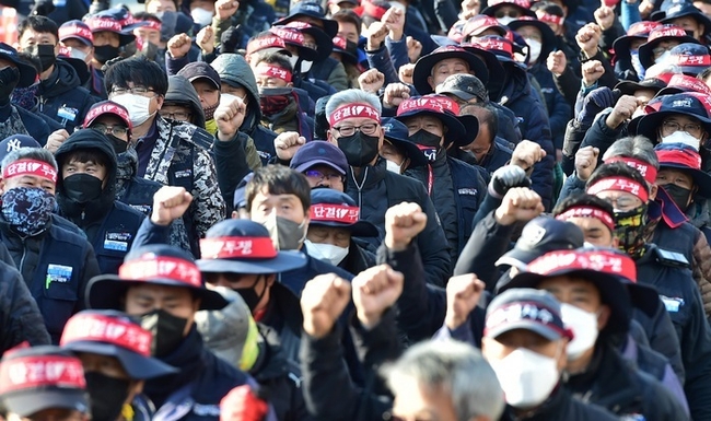  2022년 12월6일 오후 경북 포항시 남구 철강공단에서 열린 ‘민주노총 총파업 총력투쟁 경북대회’에서 화물연대 포항지부 조합원 등 1000여 명이 구호를 외치고 있는 모습.(사진=뉴시스 제공)