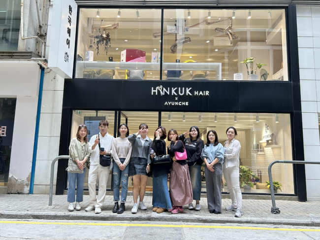 호산대학교의 뷰티스마트케어과 전공심화과정 졸업생 3명 (정승혜, 정승아, 김무성)이 홍콩 현지 산업체인 한국 헤어(Hankuk hair)에 각각 2024년 1월(정승혜, 정승아), 2024년 3월(김무성)에 디자이너로 취업했다.(사진=호산대 제공)