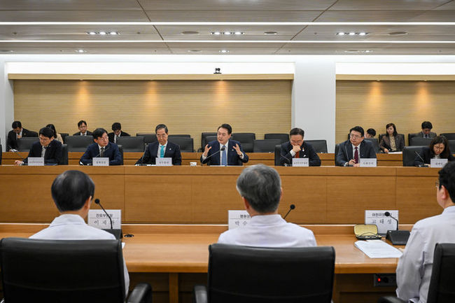 윤석열 대통령이 18일 서울 송파구 서울아산병원 어린이병원을 방문해 박승일 병원장 등 관계자들과 간담회를 하고 있다. (사진=대통령실 제공) 