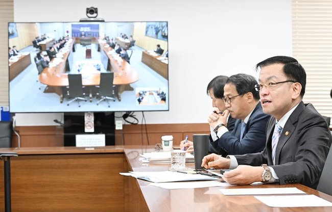 최상목 부총리 겸 기획재정부 장관이 18일 서울 종로구 정부서울청사에서 서울-세종간 화상으로 확대간부회의를 주재하고 있다. (사진=기획재정부 제공) 