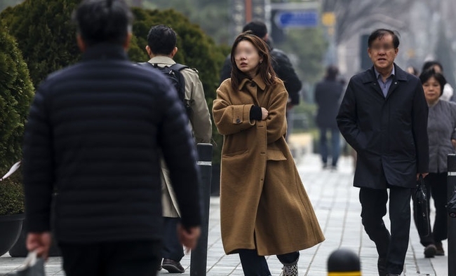  19일 서울 중구 세종대로에서 강한 바람으로 인해 한 시민이 몸을 웅크린 채 이동하고 있다.(사진=뉴시스 제공)