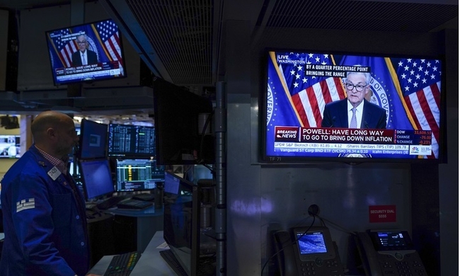 지난해 5월 3일(현지시간) 미국 뉴욕증권거래소(NYSE)에서 제롬 파월 미국 연방준비제도(Fed·연준) 의장의 기자회견이 방송되고 있다. (사진=뉴시스 제공)