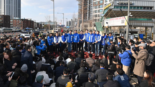 더불어민주당 이재명 대표가 20일 인천시 서구 정서진중앙시장 공영주차장 광장에서 인천지역 후보들과 함께 인사하고 있다. (사진=뉴시스 제공)