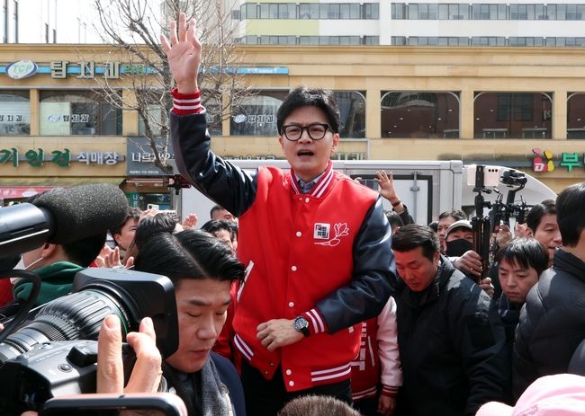 한동훈 국민의힘 비상대책위원장이 20일 오후 경기 안양시 안양 중앙시장 입구에서 시민들에게 인사하고 있다.(사진=뉴시스 제공)