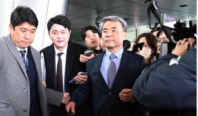 이종섭 주호주 대사가 21일 오전 인천국제공항을 통해 귀국해 차량으로 향하고 있다.(사진=뉴시스 제공)