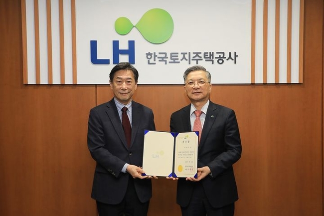 한국토지주택공사(LH)가 지난 21일 경기도 성남 경기남부지역본부에서 'LH 사회공헌 혁신위원회' 발족행사에서 오준 전 유엔대사(왼쪽 첫 번째)와 이한준 LH 사장이 위촉장을 들고 기념촬영을 하고 있다. (사진=LH 제공) 