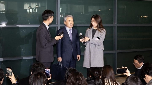 이종섭 주호주대사가 지난 21일 오전 인천국제공항 제1여객터미널을 통해 귀국해 취재진 질문에 답하고 있다.(사진=뉴시스 제공)