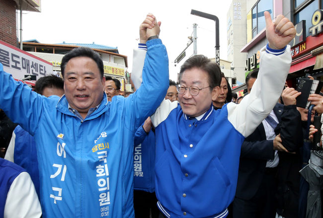 이재명 더불어민주당 대표가 22일 오전 충남 당진시 당진시장을 방문해 어기구(왼쪽) 제22대 총선 충남 당진 후보 등과 함께 시민들에게 인사하고 있다. (사진=뉴시스 제공)