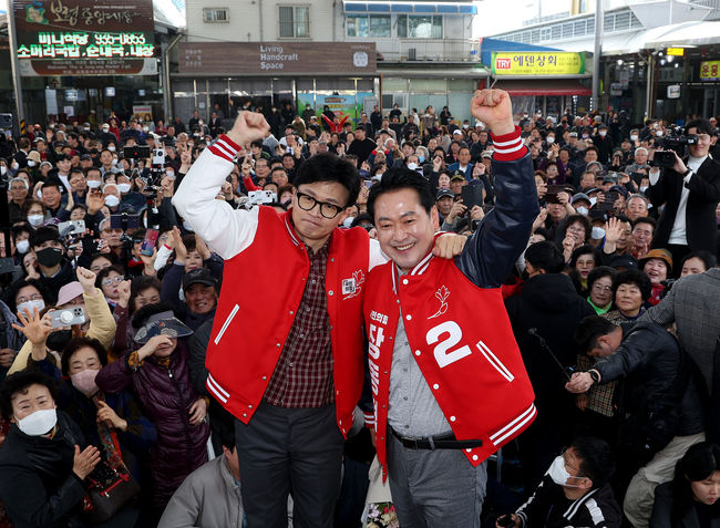한동훈 국민의힘 비상대책위원장이 22일 오전 충남 보령 중앙시장에서 장동혁 후보와 함께 시민들에게 인사하고 있다.(사진=뉴시스 제공)