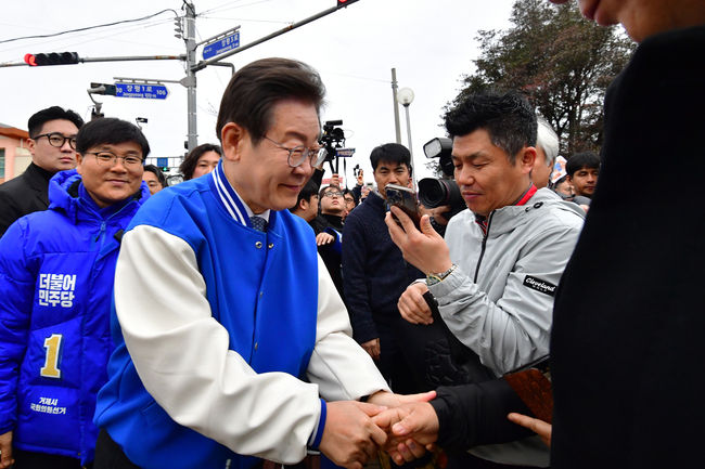  25일 오전 더불어민주당 이재명 대표가 경남 거제시 삼성중공업 앞 도로에서 출근길 인사를 하고 있다.(사진=뉴시스 제공)
