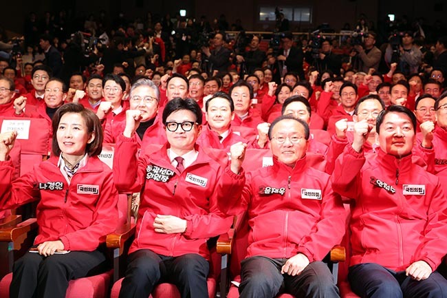 한동훈 국민의힘 총괄선대위원장이 지난 19일 오전 서울 여의도 국회에서 열린 제22대 총선 중앙선대위 발대식 및 공천자대회에서 참석자들과 함께 총선승리를 다짐하고 있다.
