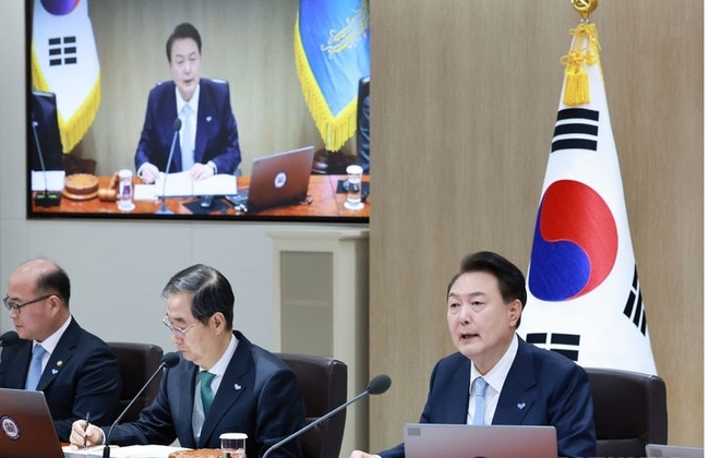 윤석열 대통령이 26일 서울 용산 대통령실 청사에서 열린 국무회의를 주재하고 있다. (대통령실통신사진기자단/뉴시스 제공)