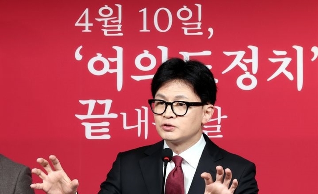 한동훈 국민의힘 비상대책위원장이 27일 오전 서울 여의도 국민의힘 중앙당사에서 기자회견을 하고 있다. 한 비대위원장은 "국회의 완전한 세종시 이전으로 여의도 정치를 종식하겠다"고 밝혔다. (사진=뉴시스 제공)