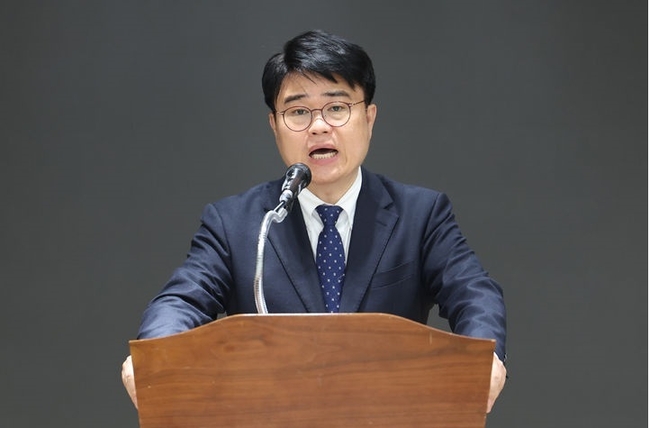 42대 대한의사협회 회장에 당선된 임현택 대한소아청소년의사회장이 지난 26일 서울 용산구 대한의사협회 회관에서 열린 제42대 대한의사협회 회장 선거 결선 개표에서 당선소감을 밝히고 있다. (사진=뉴시스 제공)