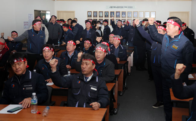  서울 시내버스 노사 협상이 불발된 28일 새벽 서울 영등포구 서울지방노동위원회에서 서울시버스노동조합원들이 구호를 외치고 있다. (사진=뉴시스 제공)