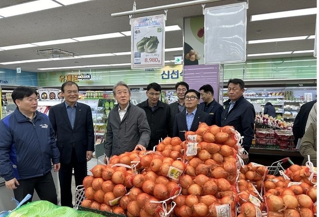 강호동 농협중앙회장이 지난 27일 동서울농협 하나로마트 신내점에서 농축산물 특별할인행사 추진 현황을 점검하고 있다.(사진=농협중앙회 제공)