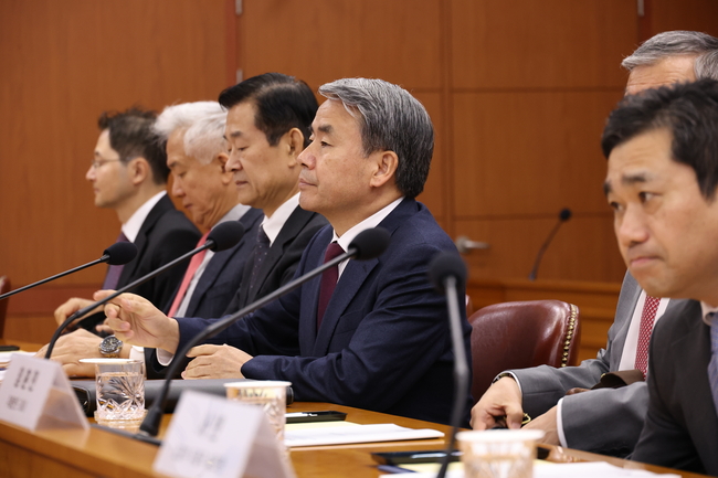 이종섭 주호주 대사가 28일 오전 서울 종로구 외교부에서 열린 방산협력 관계부처-주요 공관장 합동회의에 참석해 자리하고 있다.(사진=뉴시스 제공)