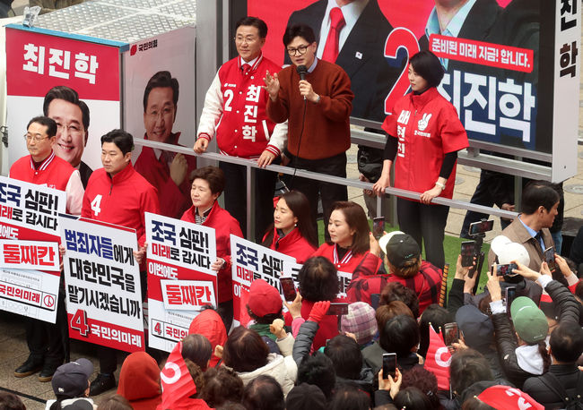 한동훈 국민의힘 비상대책위원장이 29일 오후 경기 군포시 산본로데오거리에서 최진학 군포시 후보의 지지를 호소하고 있다.(사진=뉴시스 제공)