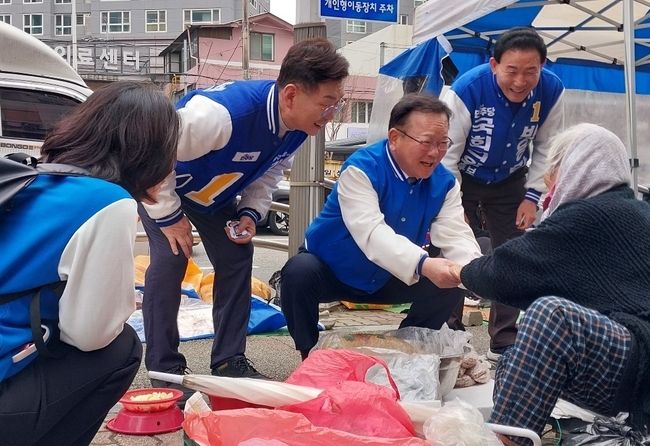 김부겸 더불어민주당 상임공동선대위원장이 29일 오후 대전 중구 대사동 금요 장터에서 박용갑 국회의원 후보와 김제선 중구청장 후보 지원유세를 마친 뒤 상인을 만나 지지를 호소하고 있다.(사진=뉴시스 제공)