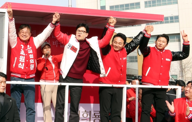 한동훈 국민의힘 비상대책위원장이 30일 오후 인천 계양구 계산역 인근에서 원희룡(계양을), 최원식(계양갑) 후보의 선거 지원 유세를 하고 있다.(사진=뉴시스 제공)