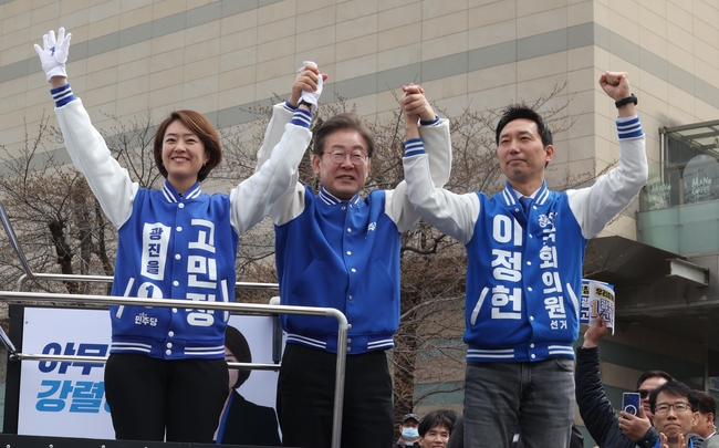 이재명 더불어민주당 대표가 30일 오후 서울 광진구 건대입구 롯데백화점 앞에서 고민정(광진을), 이정헌(광진갑) 후보의 선거 지원 유세를 하고 있다.(사진=뉴시스 제공)