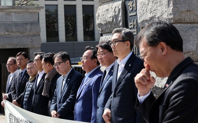 윤모 중소기업중앙회 상근부회장(오른쪽 다섯 번째), 김승기 전문건설협회 상임부회장(오른쪽 두 번째) 등 중소기업·건설·경제단체 대표자들이 1일 오전 서울 종로구 헌법재판소 앞에서 중대재해처벌법 헌법소원심판 청구 기자회견을 하고 있다. (사진=뉴시스 제공)
