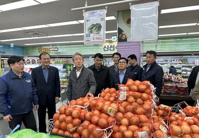 강호동 농협중앙회장이 지난달 27일 동서울농협 하나로마트 신내점에서 농축산물 특별할인행사 추진 현황을 점검하고 있다.(사진=농협중앙회 제공)