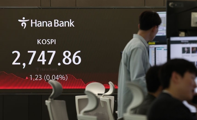 코스피가 전 거래일(2746.63)보다 1.23포인트(0.04%) 오른 2747.86에 장을 마친 1일 서울 중구 하나은행 딜링룸에서 딜러들이 업무를 보고 있다. 코스닥지수는 전 거래일(905.50)보다 6.95포인트(0.77%) 상승한 912.45에 거래를 종료했다. 서울 외환시장에서 원·달러 환율은 전 거래일(1347.2원)보다 2.2원 오른 1349.4원에 마감했다. (사진=뉴시스 제공)