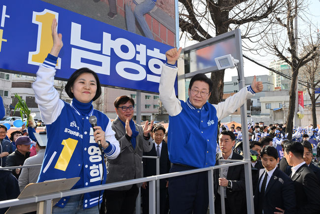 이재명 더불어민주당 대표가 1일 오후 인천 미추홀구 용현시장 인근에서 동구미추홀을에 출마한 남영희 후보의 지지를 호소하고 있다. (사진=뉴시스 제공)
