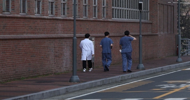 지난달 27일 대구의 한 대학병원 의료진들이 이동하고 있다.(사진=뉴시스 제공)