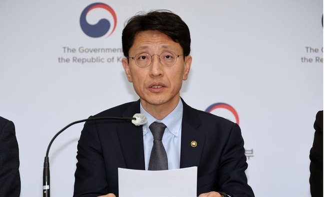 김윤상 기획재정부 2차관이 지난 26일 세종시 정부세종청사에서 부담금 정비 방안의 주요내용을 발표하고 있다.(사진=뉴시스 제공)