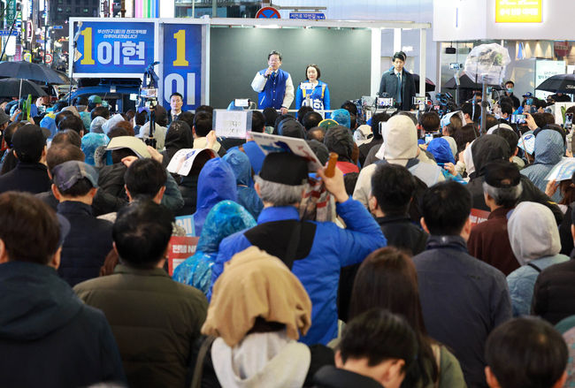 이재명 더불어민주당 대표가 3일 오후 부산시 서면에서 이현 부산진을 후보 지지유세를 하고 있다.(사진=뉴시스 제공)