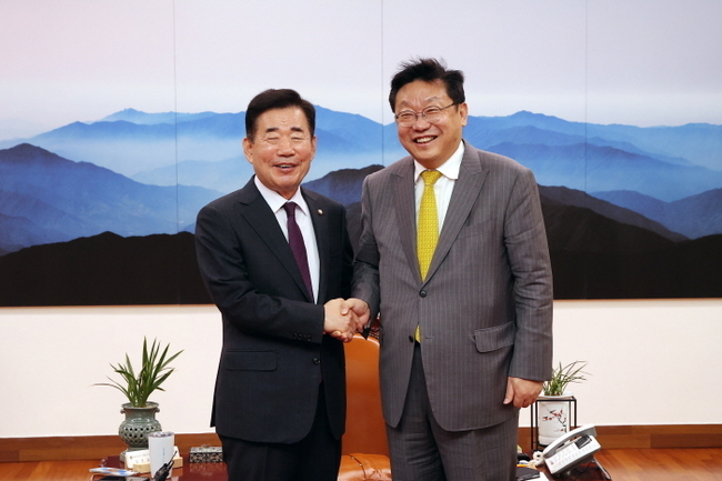 김진표 국회의장은 3일 오후 의장집무실에서 주형환 저출산고령사회위원회 부위원장을 접견하고, 저출생 문제 해결을 위한 방안을 논의했다.