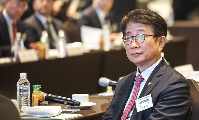 박상우 국토교통부 장관이 4일 서울 용산구 서울드래곤시티에서 열린 철도지하화 통합개발 추진협의체 출범식에서 철도지하화 통합개발 사업 추진경과 설명을 듣고 있다. (사진=뉴시스 제공)