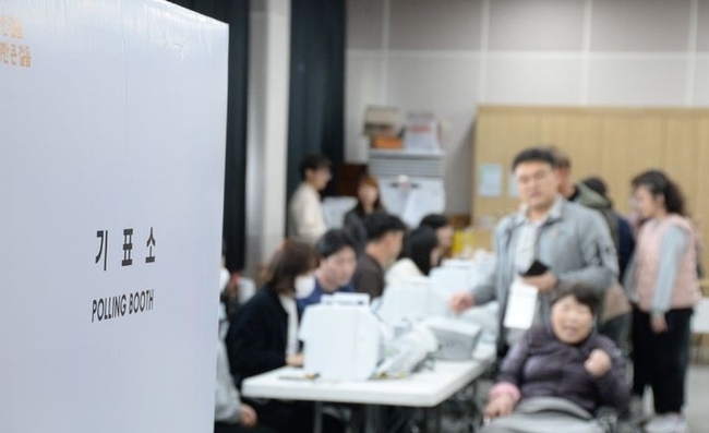 제22대 국회의원선거 사전투표 첫날인 5일 오전 충북 청주시 청원구 내수읍행정복지센터에서 유권자들이 투표하고 있다. (사진=뉴시스 제공)