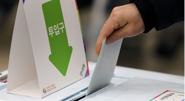 제22대 국회의원 선거 사전투표 첫날인 5일 대구 서구 평리6동 행정복지센터에 마련된 사전투표소에서 유권자가 투표를 하고 있다.(사진=뉴시스 제공)