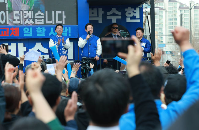 이재명 더불어민주당 대표가 5일 오후 공주시 공주대학교 후문 삼거리에서 박수현 공주부여청양 후보 지지유세를 하고 있다. (사진=뉴시스 제공)