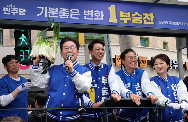 이재명 더불어민주당 대표가 6일 오후 경기 용인시 수지구 풍덕천사거리에서 열린 부승찬 용인병 후보 지원유세에서 한 지지자가 가져 온 대파 헬멧을 들고 지원유세를 하고 있다.(사진=뉴시스 제공) 
