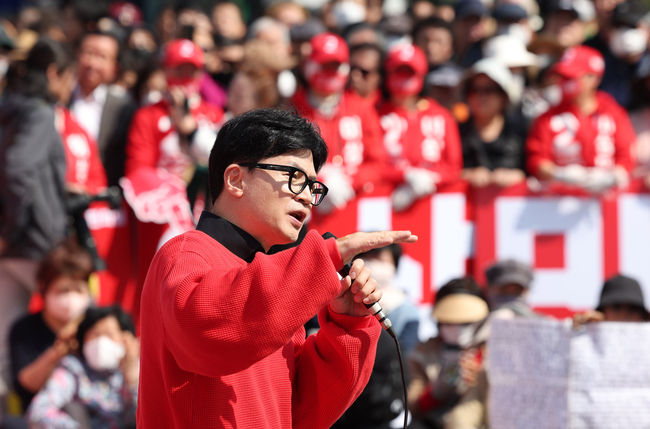 한동훈 국민의힘 비상대책위원장이 7일 오전 대전 유성구 노은역광장에서 열린 ‘국민의힘으로 대전살리기’ 지원유세에서 대전지역 국회의원 후보의 지지를 호소하고 있다.(사진=뉴시스 제공)